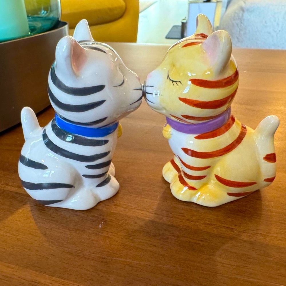 Attractives Magnetic Cats Salt and Pepper Shakers